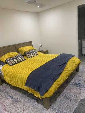 3 bedrooms, iron/ironing board, WiFi, bed sheets - Apartment 1, 88 Ocean Parade, The Entrance NSW. Room for 6 near beach and baths (The Entrance)