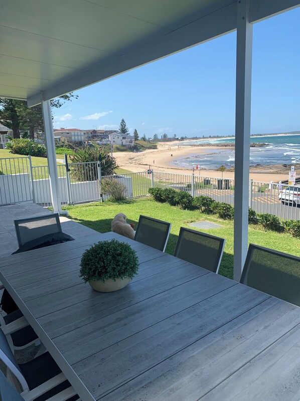 Outdoor dining - Apartment 1, 88 Ocean Parade, The Entrance NSW. Room for 6 near beach and baths (The Entrance)