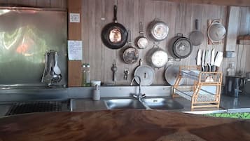 Geladeira, micro-ondas, fogão, chaleira elétrica