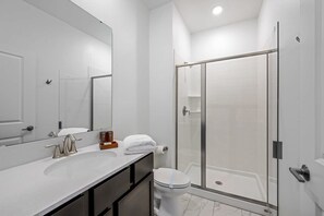 Badewanne, Haartrockner, Handtücher, Shampoo