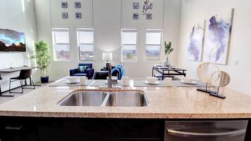 Superior Apartment | Private kitchen | Fridge, microwave, oven, stovetop