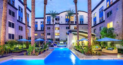 Loft with Views-King Bed-Close to Shop/Dine-Parking 4011