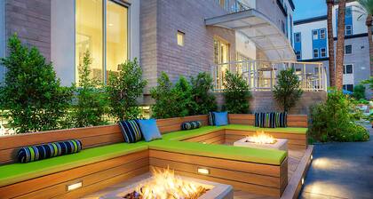 Loft with Views-King Bed-Close to Shop/Dine-Parking 4011