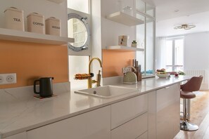 Fridge, microwave, oven, stovetop - Quiet and Elegant - near Eiffel Tower and Rue Cler (Paris)