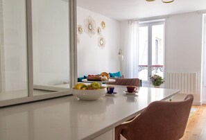 Dining - Quiet and Elegant - near Eiffel Tower and Rue Cler (Paris)