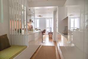 Réfrigérateur, micro-ondes, four, plaque de cuisson