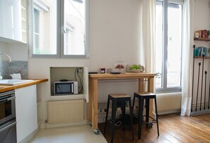 Kjøleskap, mikrobølgeovn, ovn og kokeplater