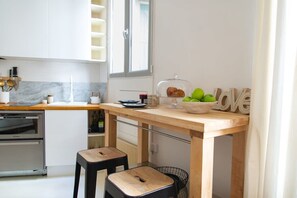 Kjøleskap, mikrobølgeovn, ovn og kokeplater