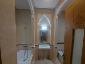 Dusche, Haartrockner, Bidet, Handtücher