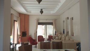 Smart TV, fireplace - Villa de Charme , Piscine Privée, Calme (Oulad hassoune - Marrakech)