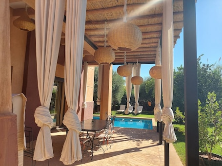 Outdoor dining. Villa de Charme , Piscine Privée, Calme