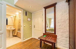 Luxe suite | Badkamer | Gratis toiletartikelen, een haardroger, pantoffels, vloerverwarming