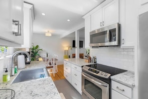 Fridge, microwave, oven, stovetop - Magnolia's Scarlet Door near Discovery Park (Seattle)