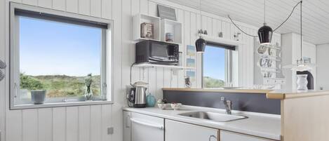 ثلاجة، ميكروويف، فرن، غسالة أطباق