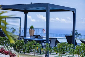 Outdoor dining - 5 Minutes to Ocho Rios, Full house in gated community with infinity pool (Ocho Rios)