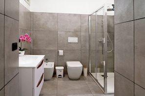 Shower, jetted bath, hair dryer, bidet