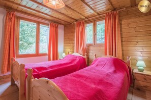 3 slaapkamers, een strijkplank/strijkijzer, reisbedje, gratis wifi