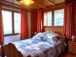 3 slaapkamers, een strijkplank/strijkijzer, reisbedje, gratis wifi