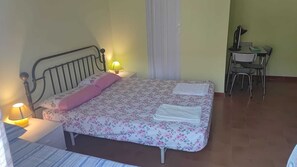 5 bedrooms, iron/ironing board, free WiFi, bed sheets