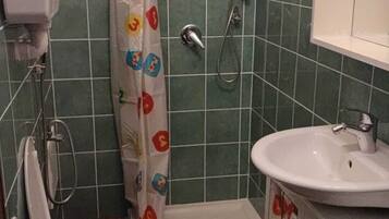 Dusche, Haartrockner, Bidet, Handtücher