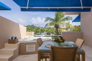 Outdoor dining - Puerto Aventuras Apartment in Gran Marina (Puerto Aventuras)