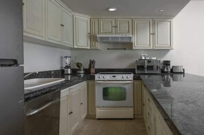 Fridge, oven, stovetop, coffee/tea maker