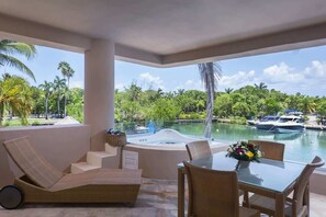 Outdoor dining - Gran Marina Puerto Aventuras: Jacuzzi and Garden (Puerto Aventuras)
