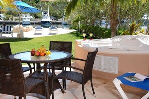 Outdoor dining - Puerto Aventuras: Piscina, Jacuzzi & Gym (Puerto Aventuras)