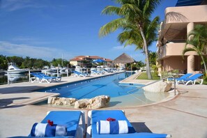 Pool - Puerto Aventuras Apartment: Jacuzzi & Balcony (Puerto Aventuras)