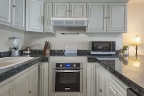Fridge, oven, stovetop, coffee/tea maker