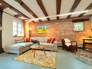 Smart TV, books - AVAHOME: HOUSE for 16 PEOPLE in the middle of CANDEL, WLAN, NETFLIX, KITCHEN, PARKING SPACES (Kandel)