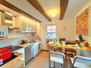 Fridge, microwave, stovetop, dishwasher - AVAHOME: HOUSE for 16 PEOPLE in the middle of CANDEL, WLAN, NETFLIX, KITCHEN, PARKING SPACES (Kandel)