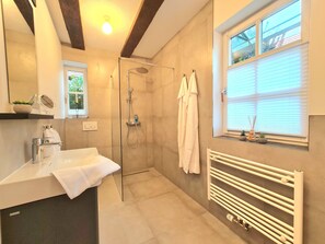 Shower, hair dryer, towels, soap - AVAHOME: HOUSE for 16 PEOPLE in the middle of CANDEL, WLAN, NETFLIX, KITCHEN, PARKING SPACES (Kandel)