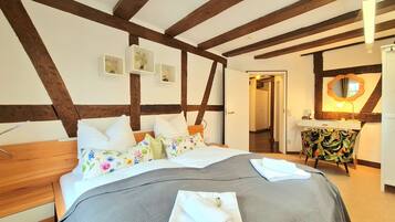 5 chambres, bureau, fer et planche Ă repasser, lit parapluie