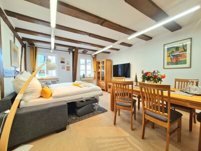 AVAHOME: HOUSE for 16 PEOPLE in the middle of CANDEL, WLAN, NETFLIX, KITCHEN, PARKING SPACES