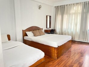 Desk, laptop workspace, free WiFi - Hotel Holy Inn (Kathmandu)
