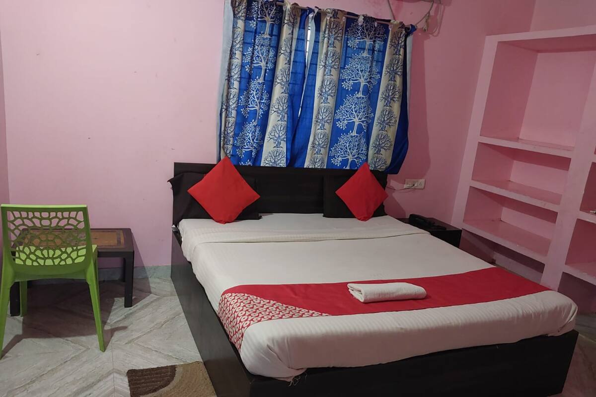 Quarto casal standard | Quartos à prova de som, Wi-Fi de cortesia, roupa de cama