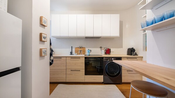 Réfrigérateur, micro-ondes, plaque de cuisson, lave-vaisselle