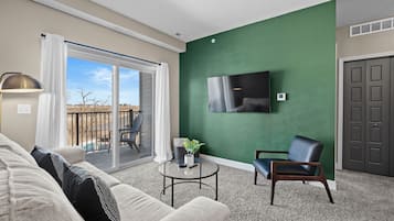 Smart TV, tenis de mesa, libros y estéreo