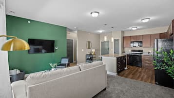 Smart TV, ping pong, stereo, offices
