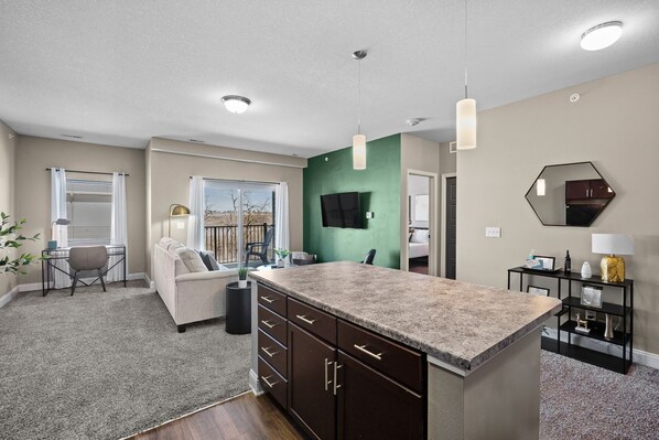 TV connectée, table de tennis de table, chaîne hi-fi, espaces bureaux