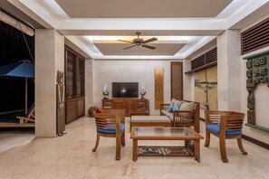 Smart-TV, Bücher, Stereoanlage