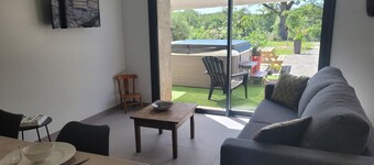 Peaceful cottage with spa and air conditioning in Couzon