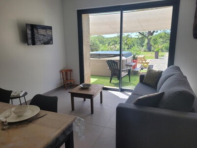 Peaceful cottage with spa and air conditioning in Couzon