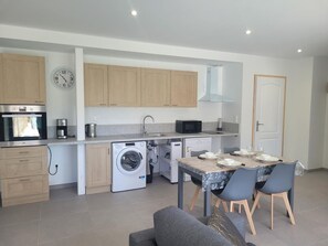 Geladeira, micro-ondas, lava-louças