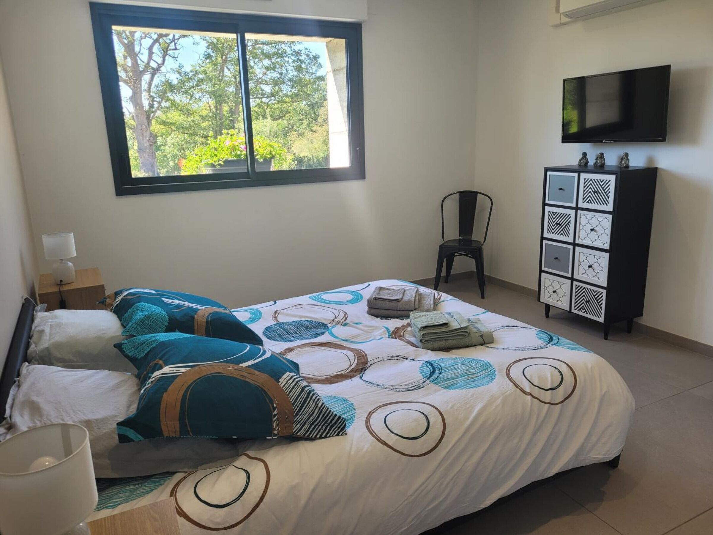 2 bedrooms, WiFi, bed sheets, wheelchair access