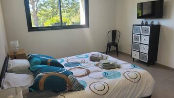 2 bedrooms, WiFi, bed sheets, wheelchair access