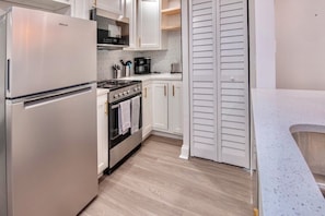 Réfrigérateur, four à micro-ondes, un four, surface de cuisson