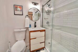 Hair dryer, towels - Completely remodeled apartment in the heart of Kansas City (Kansas City)