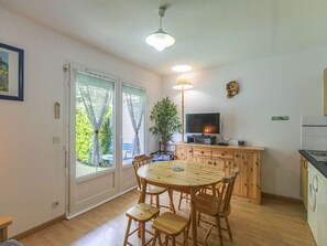 Dining - Cozy 1-Bed Apartment for 4 with Garden, Parking, Near Cauterets Center and Thermal Spa (Cauterets)
